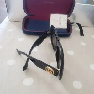 Gucci | Accessories | Gucci Oversize Sunglasses No Scratch  display picture 2